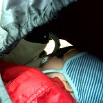 Karen fandt lige et hul hun kunne kigge ud af