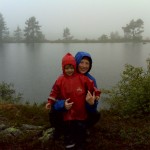 Mor og Ellen ved en fjeldsø