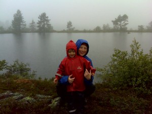 Mor og Ellen ved en fjeldsø