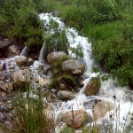 Vandfaldet for enden af lejlighedsbygningen