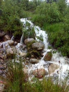 Vandfaldet for enden af lejlighedsbygningen