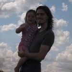 Kåre og Ellen kigger på tog