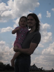 Kåre og Ellen kigger på tog