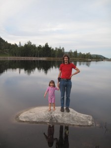 Kåre og Ellen i den lille kunstige sø