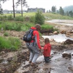 Fjols af en unge - hun skulle lige ned i mudderet og sidde fast