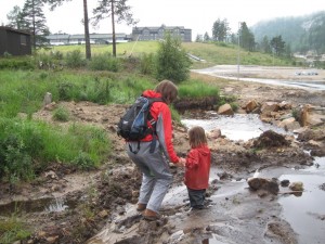 Fjols af en unge - hun skulle lige ned i mudderet og sidde fast