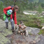 Kåre og Karen ligger sten på varden