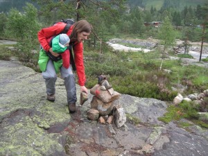 Kåre og Karen ligger sten på varden