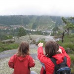 Kåre peger og fortæller Ellen hvor vi bor