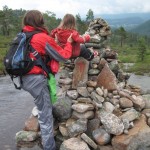 Hun måtte have hjælp til at lægge en sten på varden