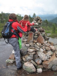 Hun måtte have hjælp til at lægge en sten på varden