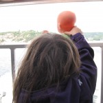 Ellen og dukken vinker farvel til Norge