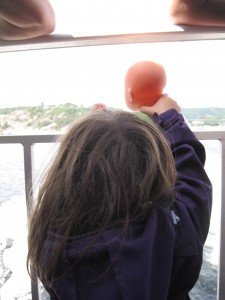 Ellen og dukken vinker farvel til Norge