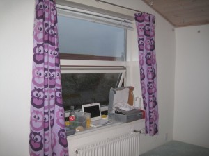 Så kom gardinerne op - de skal bare lige rettes til i bunden