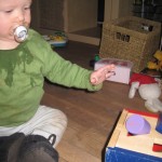 Hun kan godt lide at putte ting i ting - men det er ikke altid hullerne passer