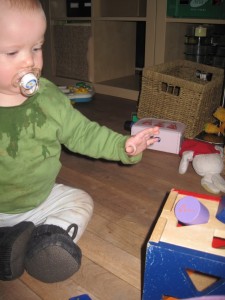 Hun kan godt lide at putte ting i ting - men det er ikke altid hullerne passer