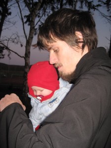 At fylde vand på vandpistol med barn på arm