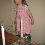 Ellen tænker lidt over hvad det er hun skal have i juledekorationen