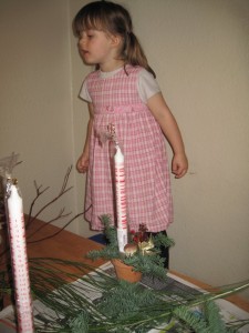 Ellen tænker lidt over hvad det er hun skal have i juledekorationen