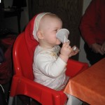 Karen i bagbutikken - hygger sig med et plastikkrus