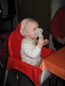 Karen i bagbutikken - hygger sig med et plastikkrus