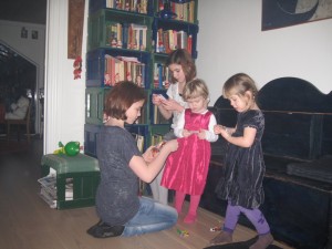 De fire store piger pakker pakker op