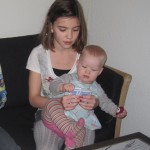 Louise og Karen spiller kort