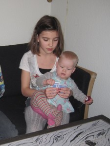 Louise og Karen spiller kort