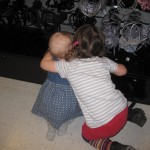 Søskendekærlighed - lige inden Ellen er ved at kvæle Karen