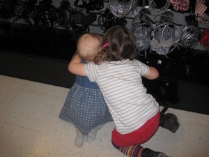 Søskendekærlighed - lige inden Ellen er ved at kvæle Karen