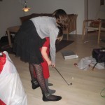 Ellen og Louise spiller minigolf