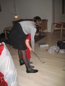 Ellen og Louise spiller minigolf