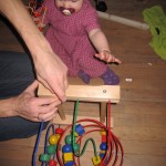 Karen venter utålmodigt på at far samler julegaven fra moster Ane