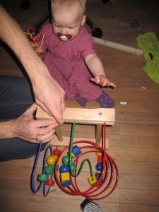 Karen venter utålmodigt på at far samler julegaven fra moster Ane