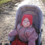 Karen sidder der bare