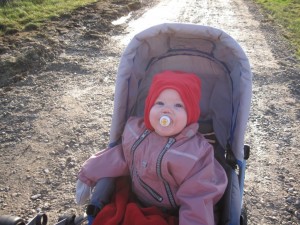 Karen sidder der bare