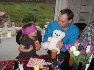 Ellen og onkel Anders og Bamse spiller terninger