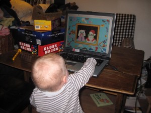 Tja - nu varer det vel ikke længe inden hun også skal have sin egen computer...