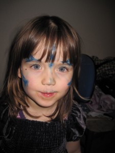 Hun fik lidt blå mærker i børnehaven