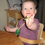 Karen med agurk på fingeren