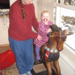 Første tur på gyngehesten