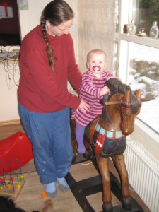 Første tur på gyngehesten