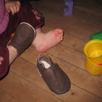 Karen har fået sine første sko og hun er meget glad for dem