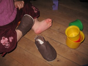 Karen har fået sine første sko og hun er meget glad for dem