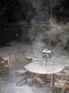 Ellen er kommet hjem og vi leger med kogende vand