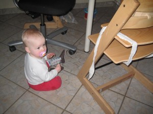 Karen øver sig i at bruge en umcraconøgle