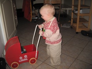 Karen går tur med barnevognen