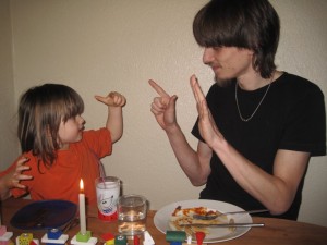 Der tælles og regnes over aftensmaden