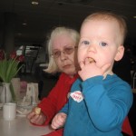 Mormor og Karen spiser kokosmakroner