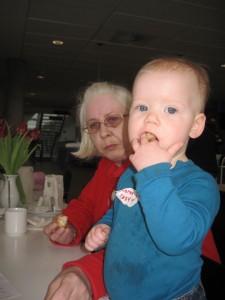 Mormor og Karen spiser kokosmakroner